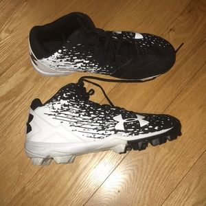 Black baseball cleats.